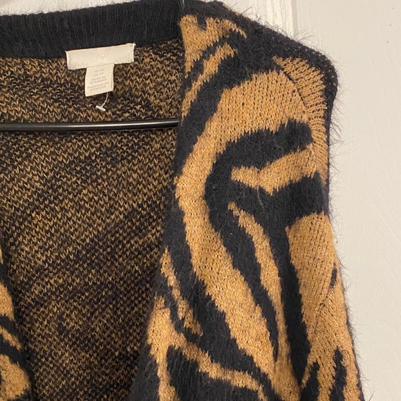 Stylish Black and Tan Women's Sweater - Picture 4 of 4